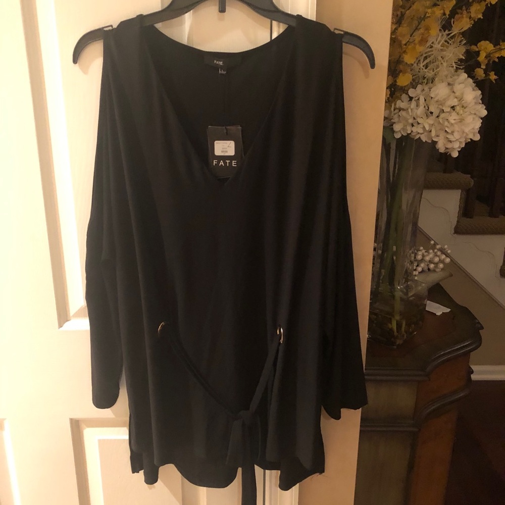 Fate cold shoulder top Size L